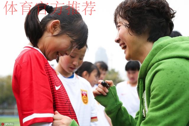 玫瑰再绽放 | 2019国际足联女足世界杯奖杯巡展·中国站在上海举行